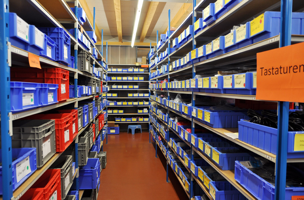 Sortiertes Ersatzteillager von COMSHOP