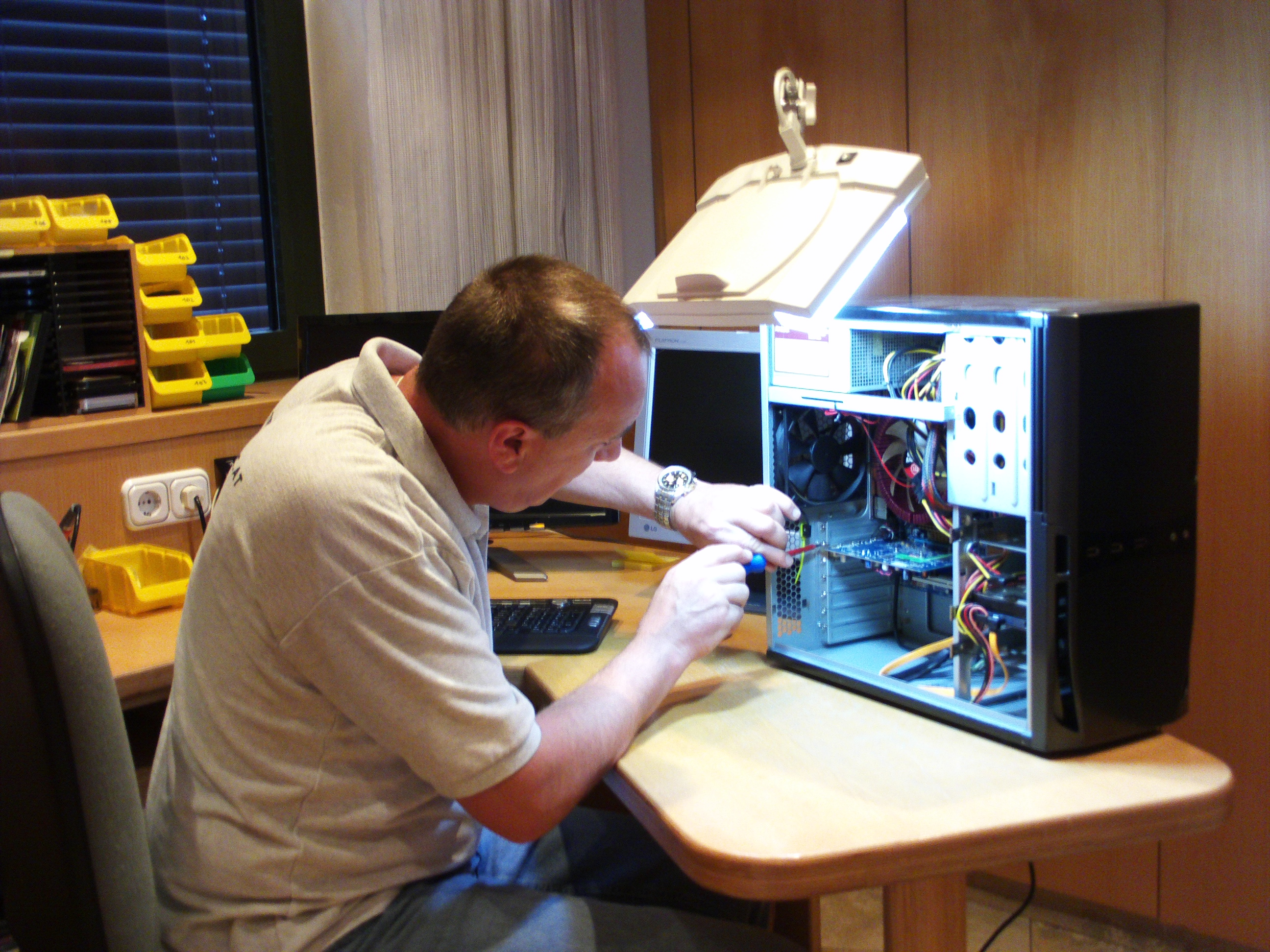 Thomas Trawöger bei der Arbeit an einem Computer